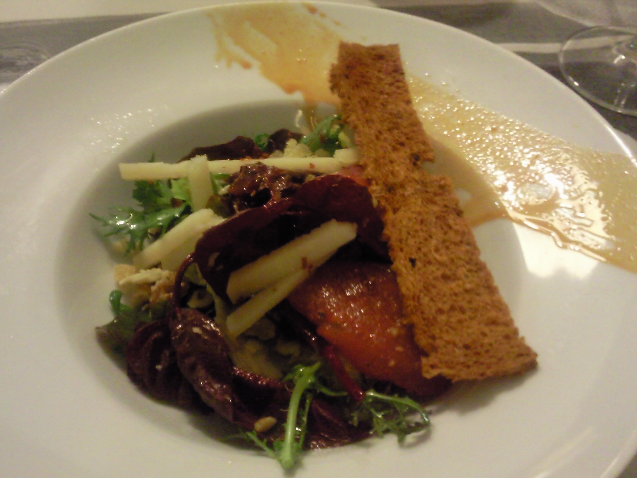 Restaurante Malkebien Ensalada de tomates confitados en aceite de hierbaluisa  y bastones de queso manchego 1605 de leche cruda, con aliño de albahaca y Porto blanco, sal de jamon iberico de guijuelo, jengibre  escarchado y frutos secos